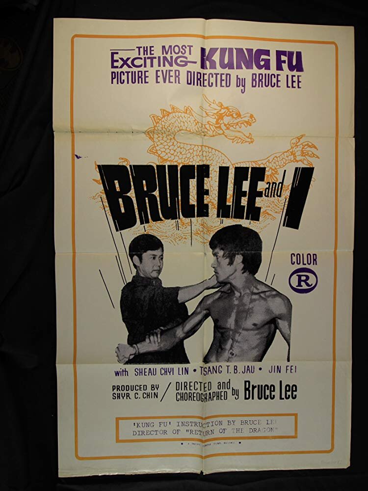 На одной из афиш к фильму, было даже указано, что Брюс Ли - режиссёр.
Однако, это не так. 