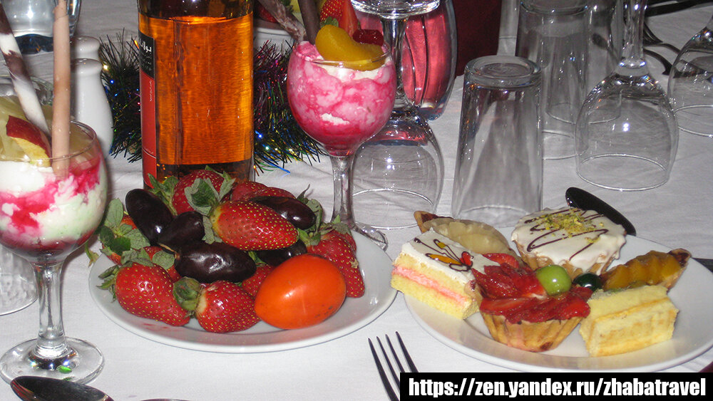 В отеле, где отдыхала сестра, кормили хорошо. Особенно, ей понравились десерты