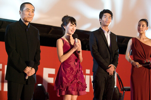 Режиссер фильма "Жить"Чжан Имоу". На снимке- первый слева.