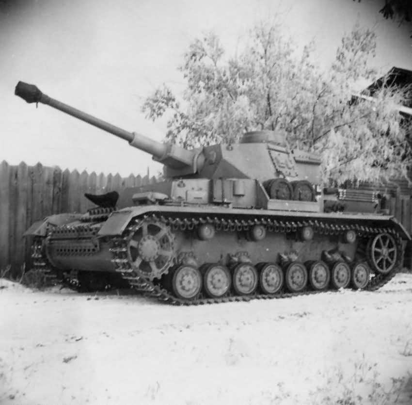 PzKpW ausf. G  с мая 1942 года имел 80-мм лобовую броню корпуса, почти непробиваемую для наших Т-34. Но легко "шился" в башню и борта. Поэтому об усилении вооружения наших танков пока не задумывались.