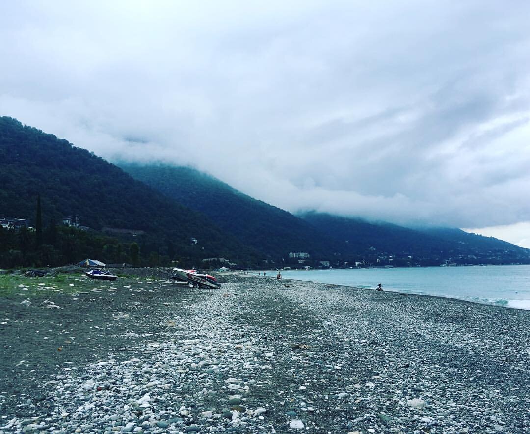 Пляж в Гагре ранним утром