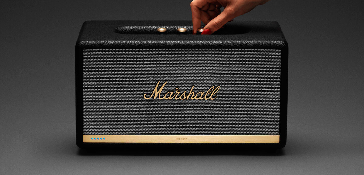 Беспроводное подключение происходит по Bluetooth 4.0. Для любителей аналога здесь присутствуют RCA и AUX 3,5