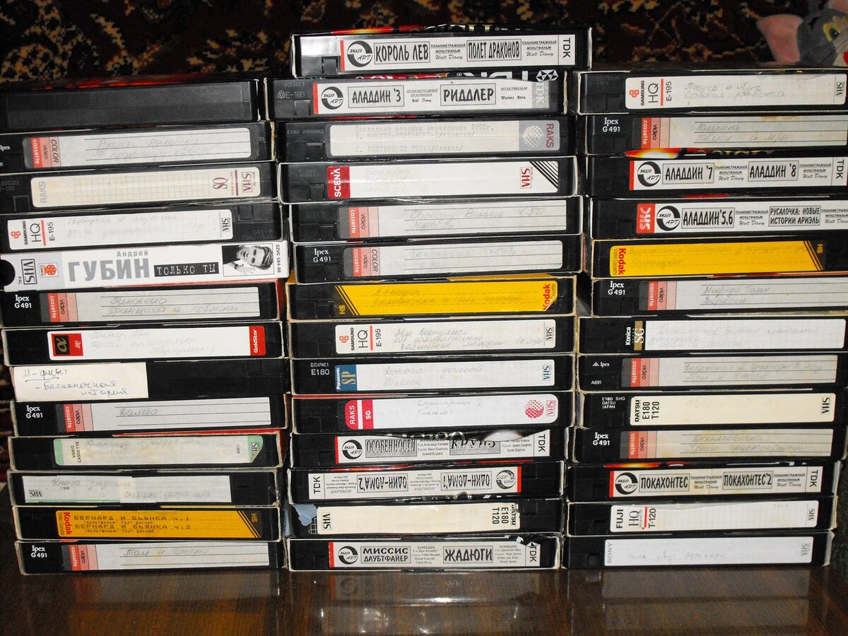 Эпоха видеосалонов. Кассетники VHS 90х. Видеокассеты 90 х VHS. Видеокассеты ВХС СССР. Видеокассеты VHS 90х маленькие