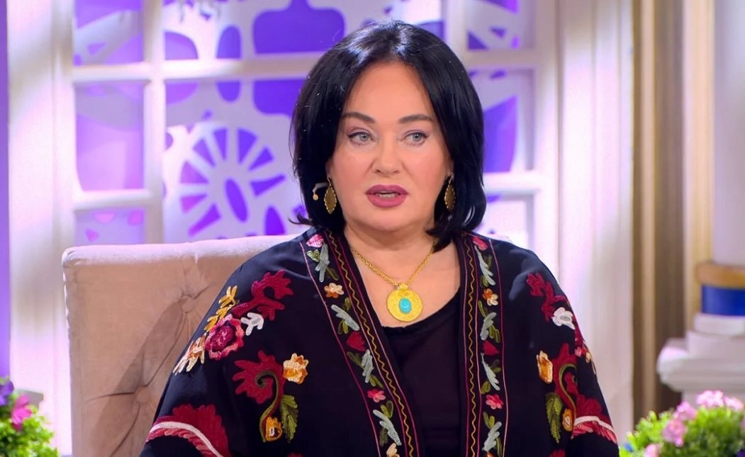 Шикарная женщина, как по мне, так она не нуждается в этих новомодных трендах