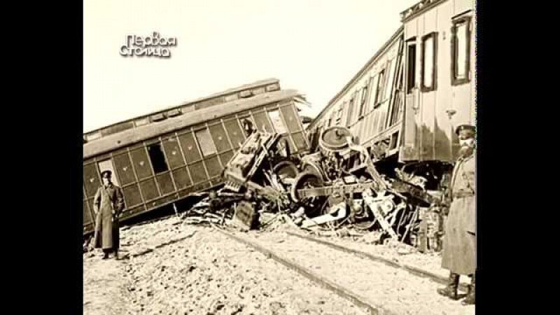 Нагромождение вагоном и тележек после крушения