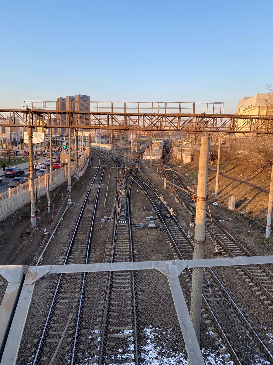 Впереди — платформа Савёловская, слева — платформы Москвы-Бутырской, как тупиковые, так и транзитные с Белорусского на Савёловское направление. © P.r.photogallery