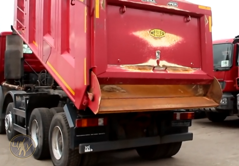 Кузов выполнен из стали от одного из ведущих производителей не только немецких, Европейских, но и даже пожалуй мировых (майллер-киппер). Кузов имеет подогрев и на нём имеется даже обозначение, которое говорит нам какая максимальная температура подогрева этого кузова. А она составляет 200 градусов по Цельсию.