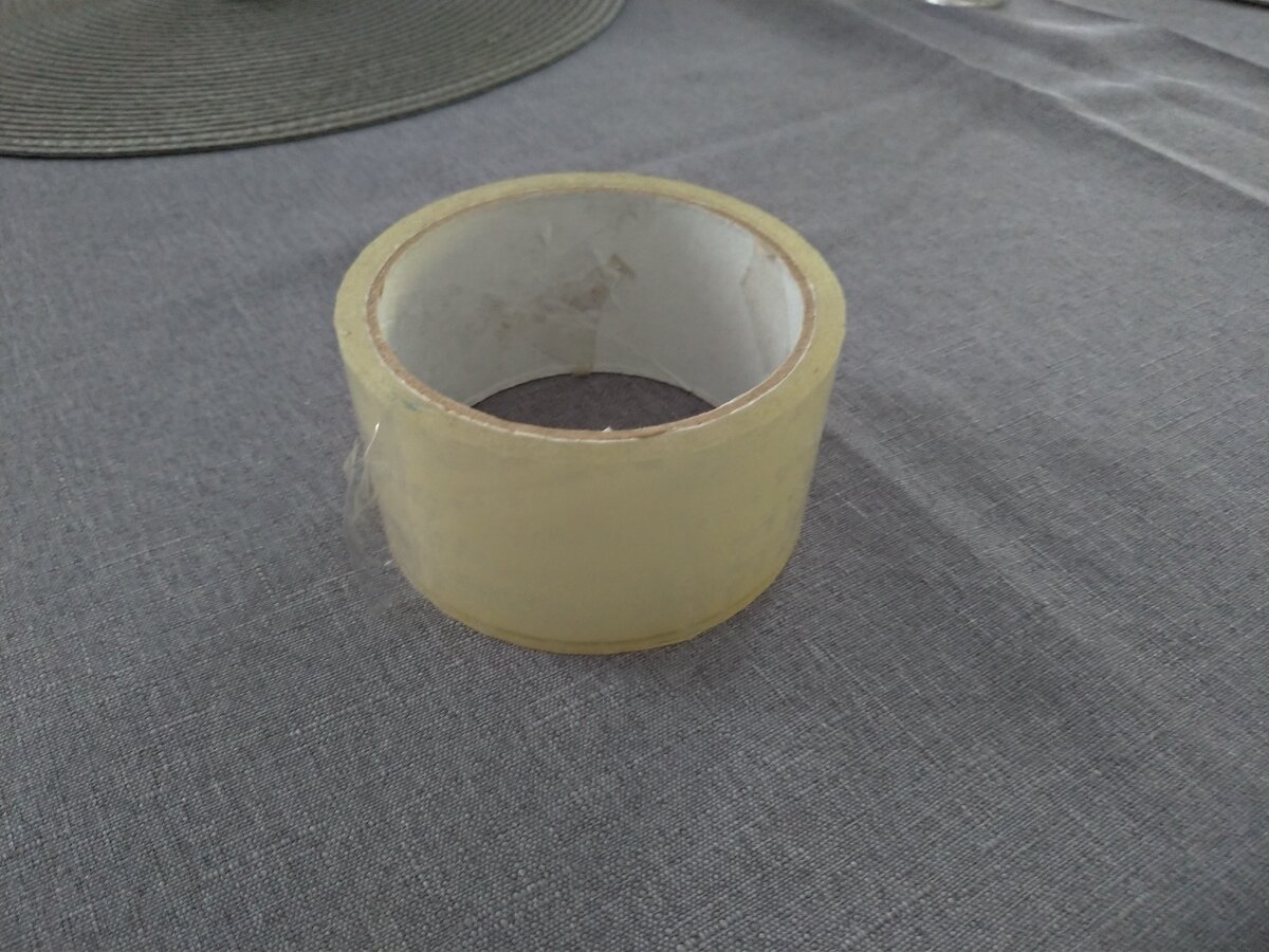 Легко очистить следы подобного скотча.