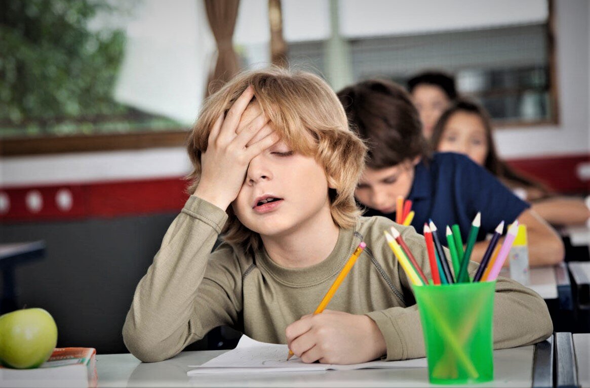 Это лицо ученика, когда он понимает, что ему учиться здесь ещё 8 лет