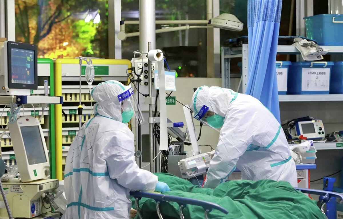  1. Медики рекомендуют не забывать о личной гигиене. Это самое действенное средство против большинства вирусов и болезней. Частое мытьё рук и лица позволит избежать заражения не только коронавирусом. Также нельзя прикасаться грязными руками к своему лицу, особенно к глазам, носу или рту. Всегда нужно помнить, что опасность несут не только поручни или ручки дверей в общественных местах, даже дома придётся использовать личные полотенца. Нельзя забывать и о частой стирке вещей, а также влажной уборке в помещениях. Желательно промывать нос после возвращения домой или хотя бы высмаркиваться.

2. Финансовые работники рекомендуют временно отказаться от использования наличных. Бумажные купюры или монеты могут сохранять частицы вируса COVID-19 на протяжении нескольких часов или даже дней. Передавая деньги из рук в руки, любому человеку грозит заражение коронавирусом. Сегодня удобнее оплачивать бесконтактными платежами, даже карты стоит протирать антисептиком после возвращения домой.

3. Волонтёры просят не забывать, что помощь нужна малообеспеченным слоям населения. В первые дни, когда глава ВОЗ объявил о пандемии COVID-19 во многих странах начался ажиотаж среди покупателей, они сметали крупы, сахар, туалетную бумагу за считаные минуты. Зачастую это приводило даже к повышению цен. Важно понимать, что помощь нужна и малообеспеченным слоям населения. Для большинства не будет проблемой поделиться хотя бы небольшой частью скупленных товаров с такими людьми.