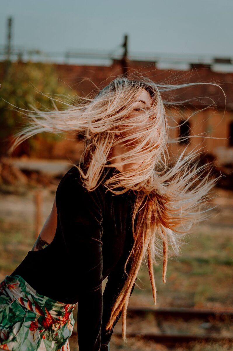 Но нужно знать, что вредит распущенным волосам.