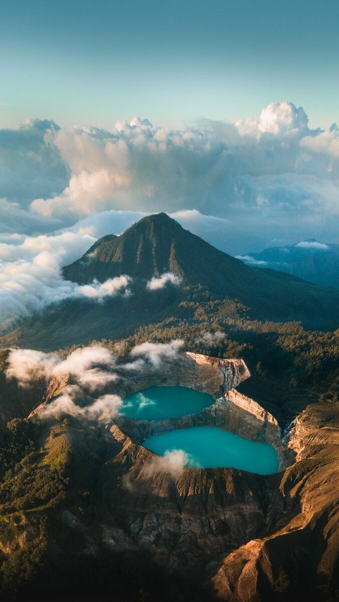 Какой вулкан  имеет синюю лаву? 