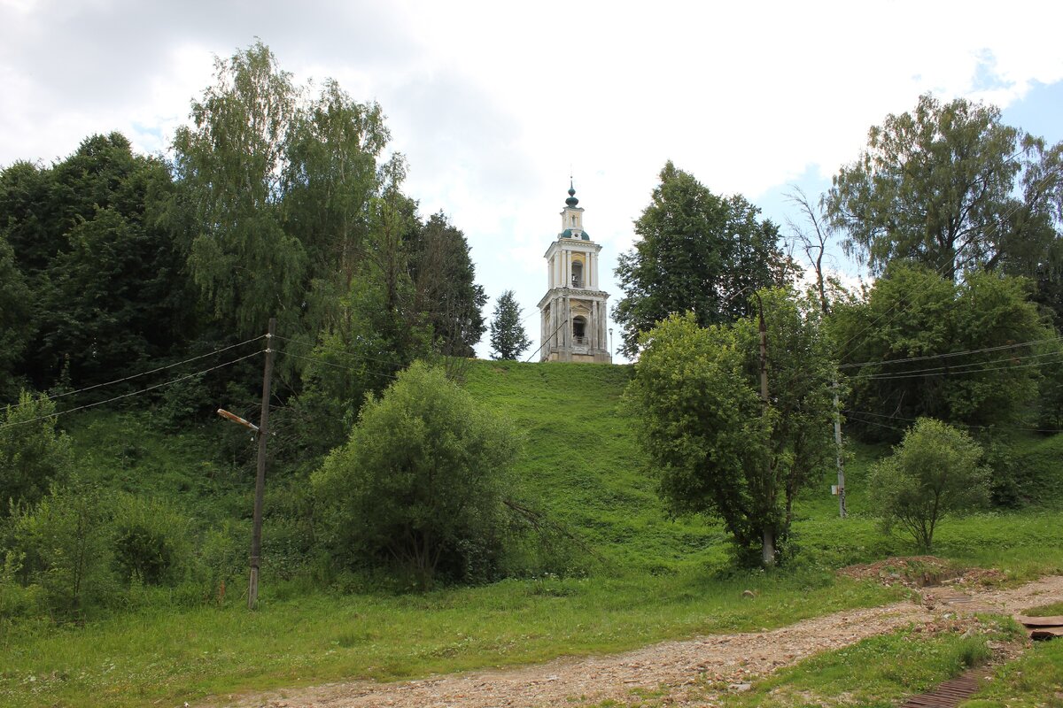 Земляной вал кремля и колокольня Рождественского собора