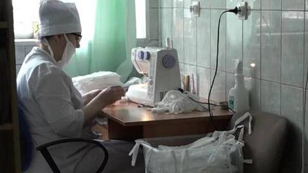 Врач шьет себе маску в больнице