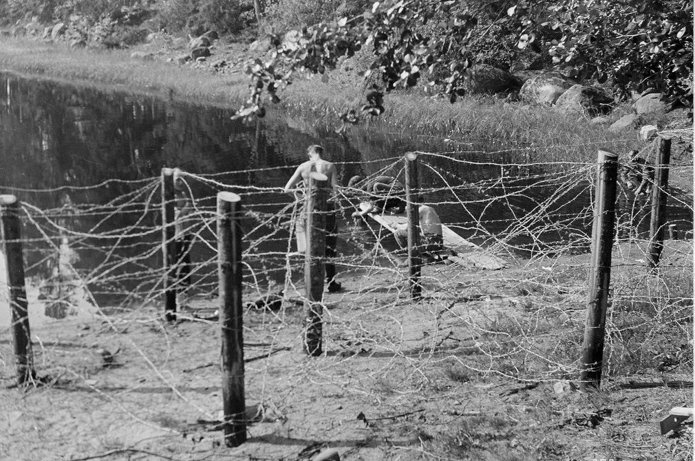 Оборонительные заграждения. Противотанковые инженерные заграждения. Порт Артур проволочные заграждения. Проволочные инженерные заграждения. Проволочные невзрывчатые заграждения.