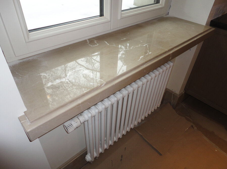 Внутренний подоконник является не только украшением помещения