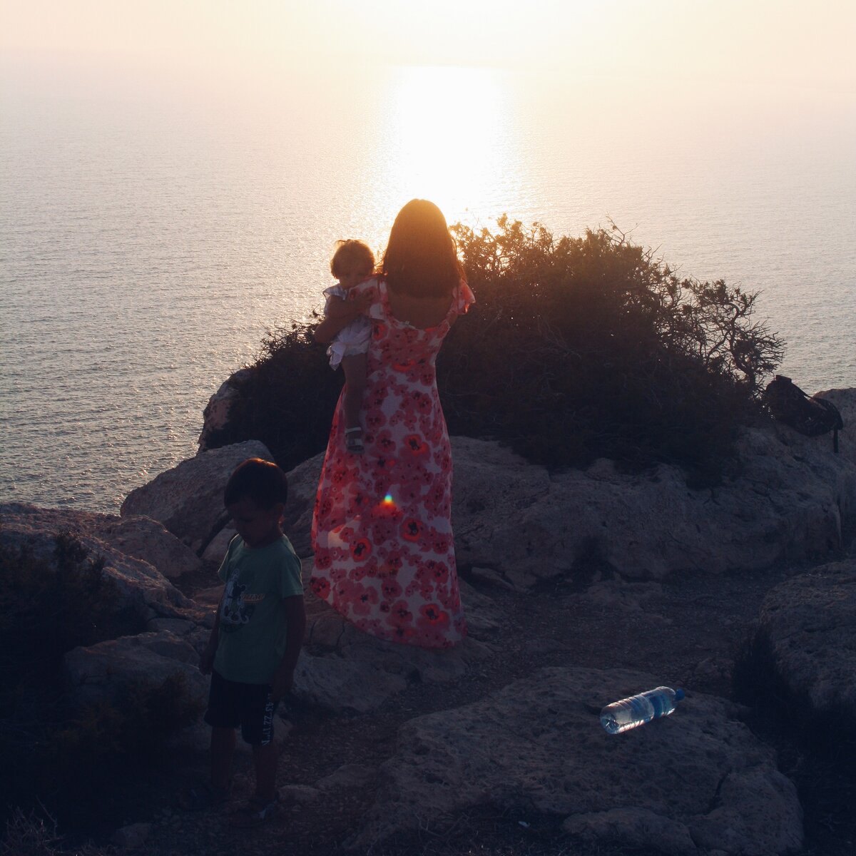 хожу с детьми по скалам, но они под контролем)