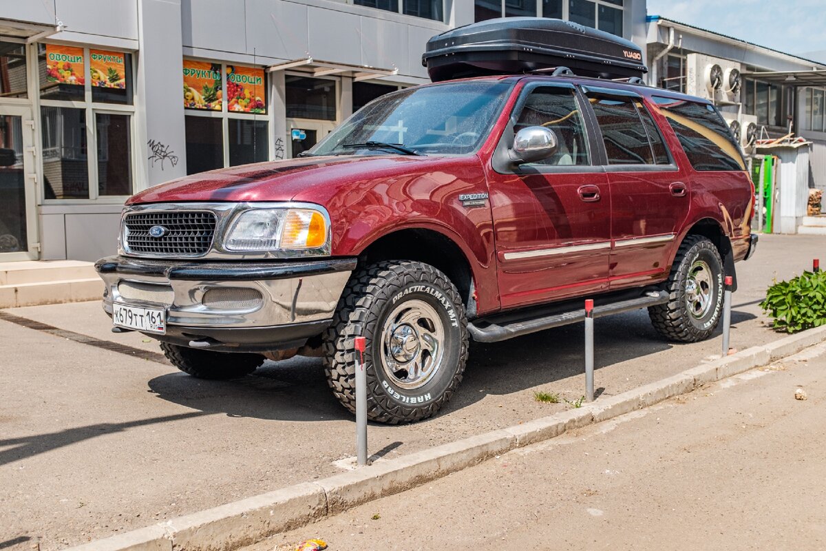 Он огромен. Сделал несколько фото, чтобы показать реальный размер старого  Ford Expedition | БЛОГ НЕ БЛОГЕРА | Дзен