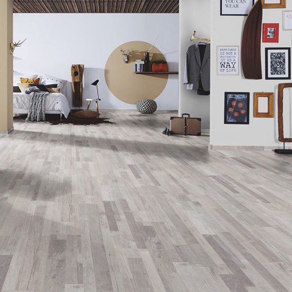 Ремонтные и строительные работы нередко требуют не только знаний, но и умений находить выход из любой ситуации. Если таким талантом вы не наделены, то упростить вашу жизнь помогут небольшие хитрости представленные ниже. 

Их популярность среди мастеров и обычных собственников жилья еще раз доказывает эффективность этих лайфхаков.

Забиваем гвозди легко
Не обязательно делать ремонт, чтобы столкнуться с необходимостью забить гвоздь. Этот полезный навык пригодится в любой жизненной ситуации: повесит полку или картину, отремонтировать стул и т.д. Чтобы процесс пошел быстрее, бывалые мастера советуют предварительно окунуть острие в растительное масло.

 

Укрепляем цемент
А эта хитрость давно известна в строительных кругах. Чтобы укрепить цемент и сделать сцепку более плотной добавьте в цементный раствор немного сахара. Поверьте — результат вас удивит.

 

Продлеваем жизнь алебастра
Тот, кто хоть раз работал с алебастром, прекрасно знает, как быстро он застывает. Зачастую эта функция только на руку строителям, но когда нужно заделывать много мелких щелей приходится искать варианты с продлением «жизни» такой смеси. В этом случае поможет хитрость с молоком. Разведя алебастр молоком, вы продлите процесс застывания.

 

Смягчаем кисть для краски
Большие поверхности легко красить валиком, но там где требуется ювелирная работа, приходится использовать кисточку. Чтобы смягчить ворс и сделать его более податливым для работы, профессионалы советуют опустить кисть в кипящий уксус на 1-2 минуты, это уберет всю жесткость.

 

Спасаем обои от пузырей
Наверно все знают о том, что открывать окна во время поклейки обоев и их высыхания категорически не рекомендуются. А делается это для того, чтобы избежать «пузыритости» и отклеивания обоев от стен.

 

Визуально увеличиваем помещение
Для зрительного расширения пространства помещения хороши все хитрости. Одной из таких является отделка помещения светлыми тонами. Краска, обои, напольное покрытие и даже мебель светлой цветовой гаммы визуально добавит комнате не один десяток сантиметров.

 

Ограниченность моющих обоев
О преимуществах моющихся обоев можно рассказывать долго, но есть у них и один весомый недостаток — под воздействием прямых солнечных лучей, они могут выделять вредные вещества, которые отрицательно сказываются на здоровье человека. Чтобы не подвергать себя такой опасности клейте такие обои не на солнечной стороне квартиры.

 

Режем плитку
Ровно разрезать плитку — это целое искусство, владеть которым могут не все. Специально для таких людей и был придуман этот лайфхак. Чтобы разрезать плитку, а не сломать ее, перед работой тщательно намочите ее. Так вероятность ровного среза вырастет в 2 раза.

 

Закрепляем выпавшую плитку
Выпавшая из общей «картины» плитка может не только испортить настроение владельцам жилья, но и убить все впечатление о качестве ремонта. Чтобы плотно и надолго закрепить ее на своем законном месте используйте цинковые белила, густо затертые натуральной олифой. Конечно, эта хитрость является долго сохнущей, но зато очень прочной и бюджетной.

 

Делаем краску ароматной
Вам только предстоит покрасить большое помещение, а от запаха воротит уже сейчас? Облегчите себе жизнь и сделайте процесс покраски более ароматным. Добавьте в банку с краской несколько капель экстракта ванили и размещайте ее. Так в процессе работы вы будете думать не о жутком запахе краски, а об ароматных сдобных булочках.