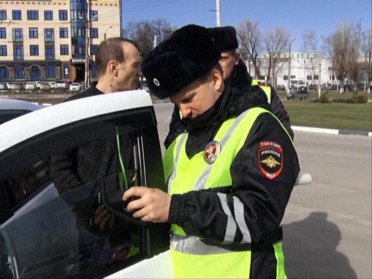 Замер светопропускаемости переднего бокового стекла инспектором ГИБДД