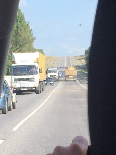 Это старая дорога в сторону Павловска, не так много машин как было раньше, но все же. Большинство едет по трассе с морских городов