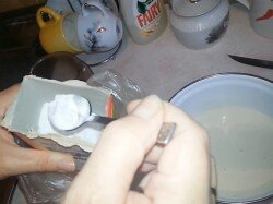 ШАГ 2:
Добавьте к ряженке пищевую соду и хорошо перемешайте. Гасить соду уксусом в этом случае не нужно, так как она вступит в реакцию с кисломолочным напитком. Соду можно заменить разрыхлителем (примерно 1,5 чайн. л.).