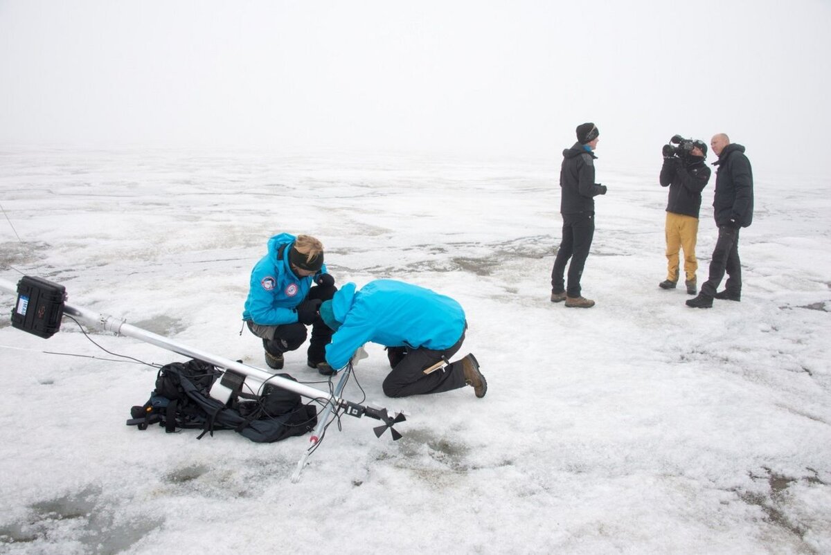 Установка метеорологической станции во время нидерландской полярной экспедиции. Фото: Frits Steenhuisen
