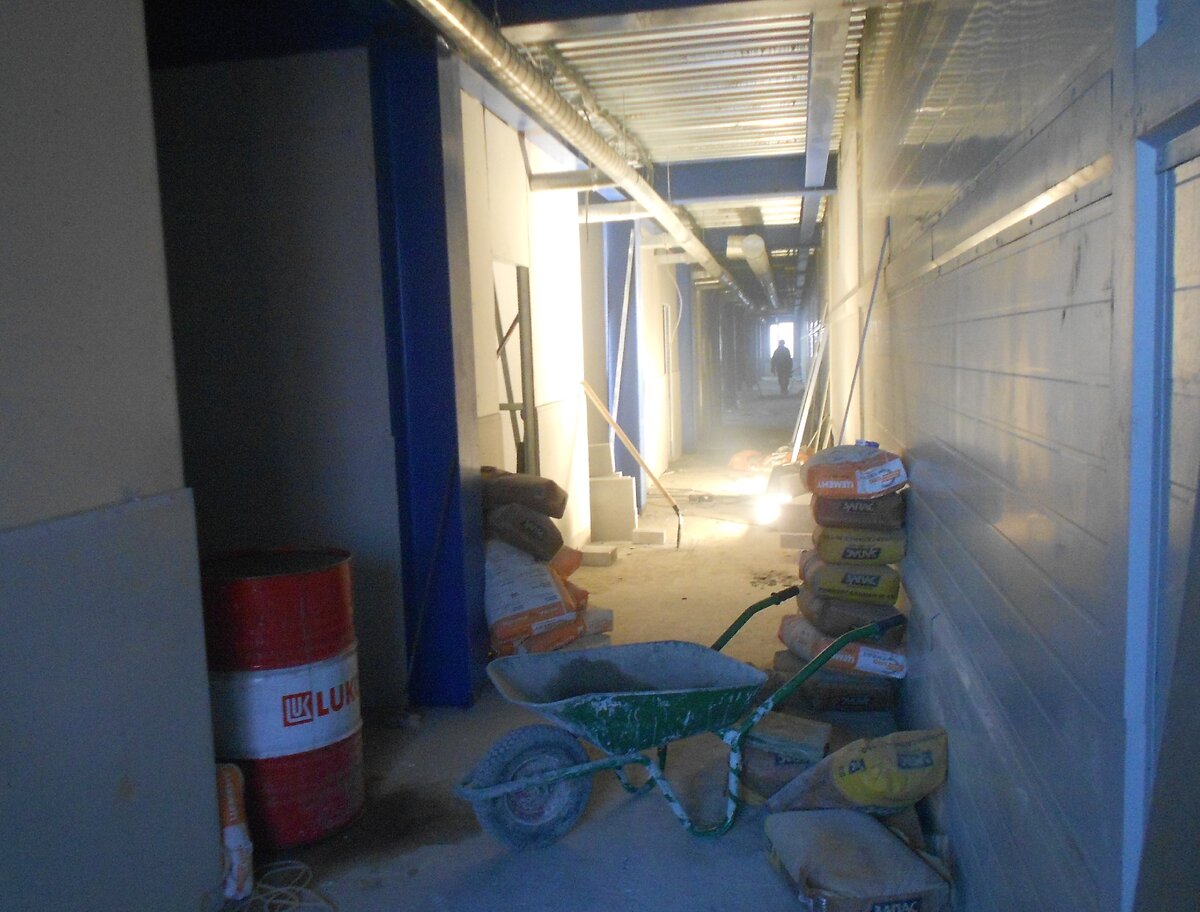 Монтаж инженерных систем и отделочные работы в АБК завода (фото автора)