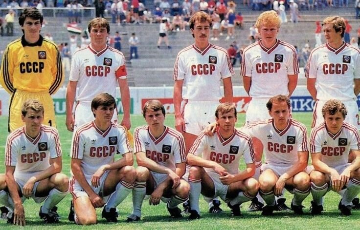Ирапуато. 2 июня 1986 года. Сборная СССР паред матчем со сборной Венгрии. Слева направо: стоят: Ринат Дасаев, Анатолий Демьяненко, Сергей Алейников, Олег Кузнецов, Владимир Бессонов; сидят: Павел Яковенко, Василий Рац, Николай Ларионов, Иван Яремчук, Игорь Беланов, Александр Заваров.