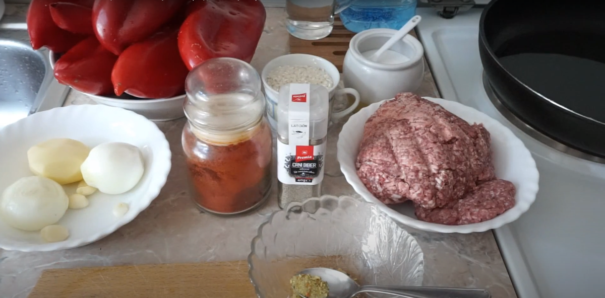 Продукты для приготовления фаршированного перца в духовке.
