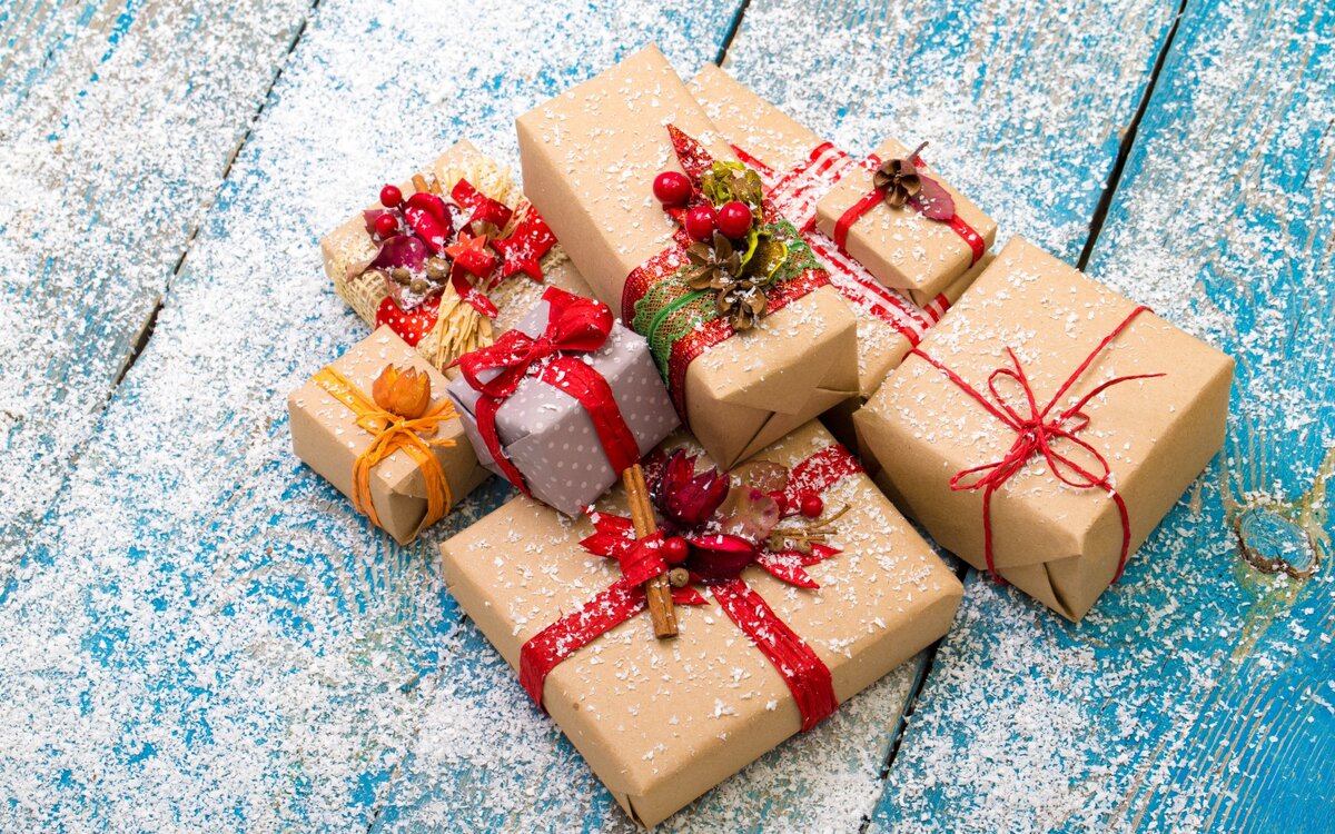 Добрый день. 
Не так много времени осталось до Нового года. А значит уже пора задуматься о подарках. 
Традиция новогодних подарков сложилась так давно и так прочно обосновалась, что правило новогодних поздравлений и подарков априори существует всегда. Дарят все и всем.
Но я хочу порассуждать о подарках на Новый год партнерам по бизнесу.
Оставить партнеров без знаков внимания нельзя.
 Не буду вдаваться в пространственные рассуждения о  правилах хорошего тона, элементарной вежливости, подчеркивании важности и значимости конкретных персон и компаний в целом , дальнейших перспективах и прочее, прочее.... все все знают и так!

Вопрос всегда один -что Конкретно! дарить ? 

Сладко-алкогольный стандартный набор, символ года, игрушки или незначительные скромные сувениры как знак внимания и напоминание о Вас ( персонально и/или вашей компании) ? 
Или что-то изысканное , оригинальное, неповторимое, ценное  как возможность обозначить себя и показать значимость/ ценность партнера? 
Надо ли напрягаться и усложнять выбор подарка  или слегка отметиться  чем-то незначительным ?  Помним же классическое выражение, что «важен не подарок , а внимание» ? 
Думаю, к вопросу подарков надо подойти персонифицировано . 

Корпоративные сувениры на Новый год заказывают компании всех уровней от мала до велика. Логотип компании на подарке обязателен -это способ обозначить себя , привлечь внимание, подчеркнуть.

Если подарок - знак уважения и признательности- он должен выделяться. Чем? Тут многое зависит от  заслуг и интересов одаряемых .
 Подарок должен отличаться  и/или выделяться оригинальностью, ценностью, полезностью или идейностью . 
Подарок должен отвечать либо эстетическим либо ценными/значимыми характеристиками и особенностями. Важно, что подарок должен понравиться !

Только индивидуальный и творческий подход к вопросу выбора новогодних подарков как к компании в целом, так и отдельным партнерам по бизнесу работает и может не только порадовать бизнес-партнеров, но и дать обратную связь .

 Мы не первый год заказываем подарки к Новому году в Китае.
 Китай-это кладезь и кузница товаров на любой вкус и кошелёк от самого простого до изысканного и оригинального. 

Почему в Китае? 
Как и когда лучше ? К кому обратиться? 

На все эти вопросы отвечу в следующей публикации. 

Спасибо за внимание.
