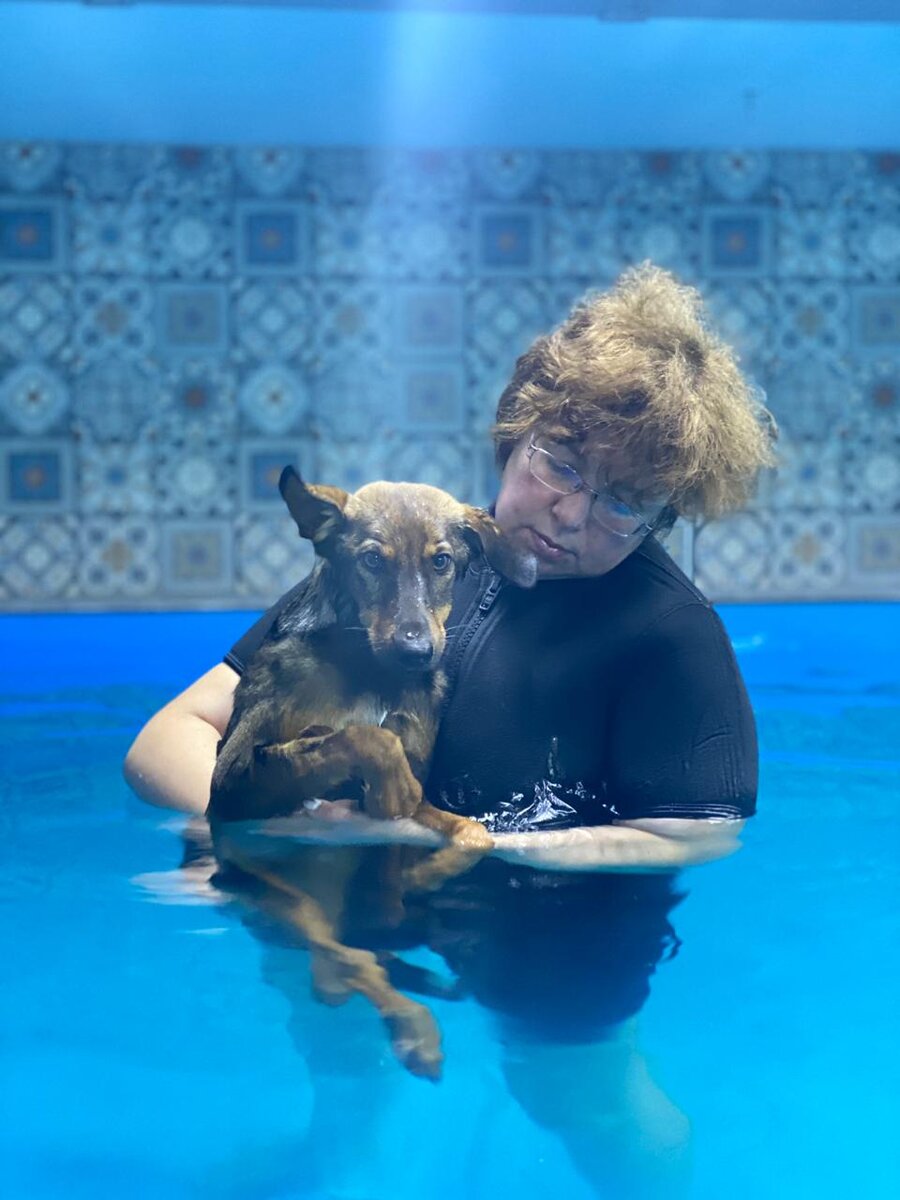 Лея занимается в бассейне 