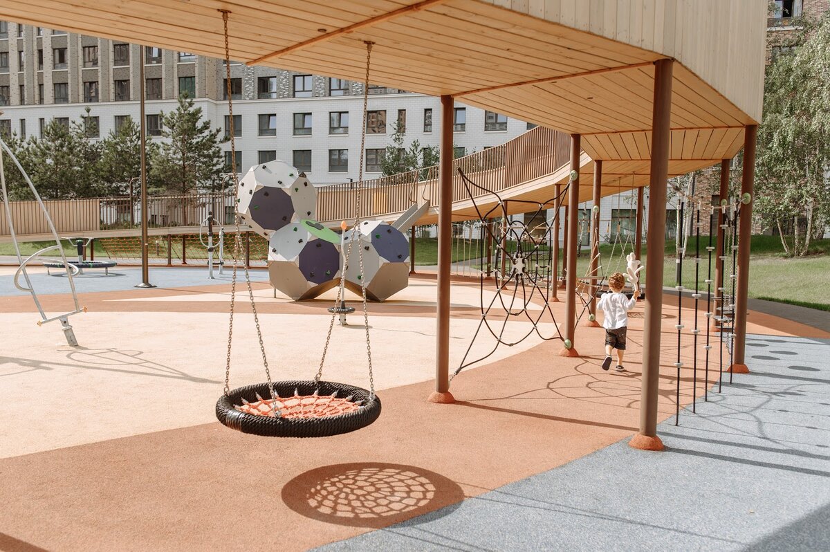 На детских площадках интересные аттракционы и безопасное покрытие.
