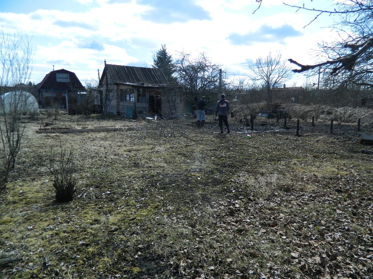 Фото в момент закрутки фундамента, домик наш виден