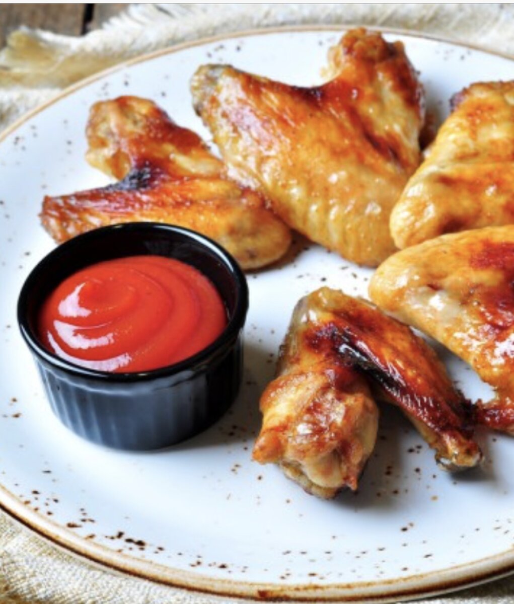 ПРОСТОЙ РЕЦЕПТ КУРИНЫХ КРЫЛЫШЕК: Ингредиенты: куриные крылышки - 1 кг, растительное масло без запаха 2 ст.ложки, соль, перец. ПРИГОТОВЛЕНИЕ: вымазать форму маслом, положить на нее вымытые сырые крылышки, посолить, поперчить, поставить в духовку, выпекать при температуре 180 градусов 1 час - до красивого цвета. ПРИЯТНОГО АППЕТИТА!