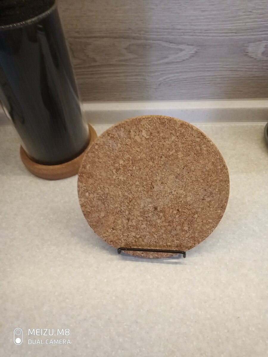 пробковая подставка тоже отлично подходит под размер мольберта