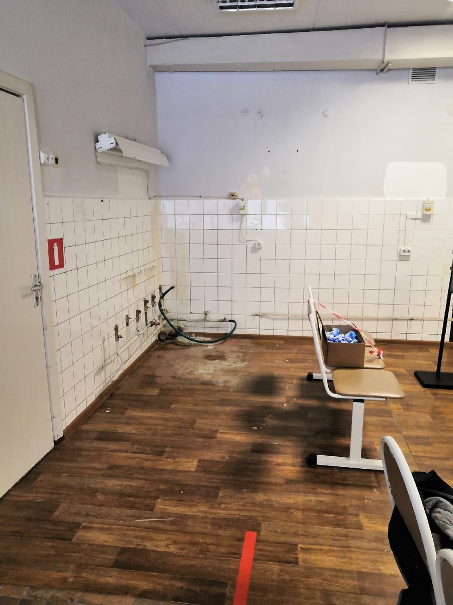 Дверь с красной наклейкой это подсобка