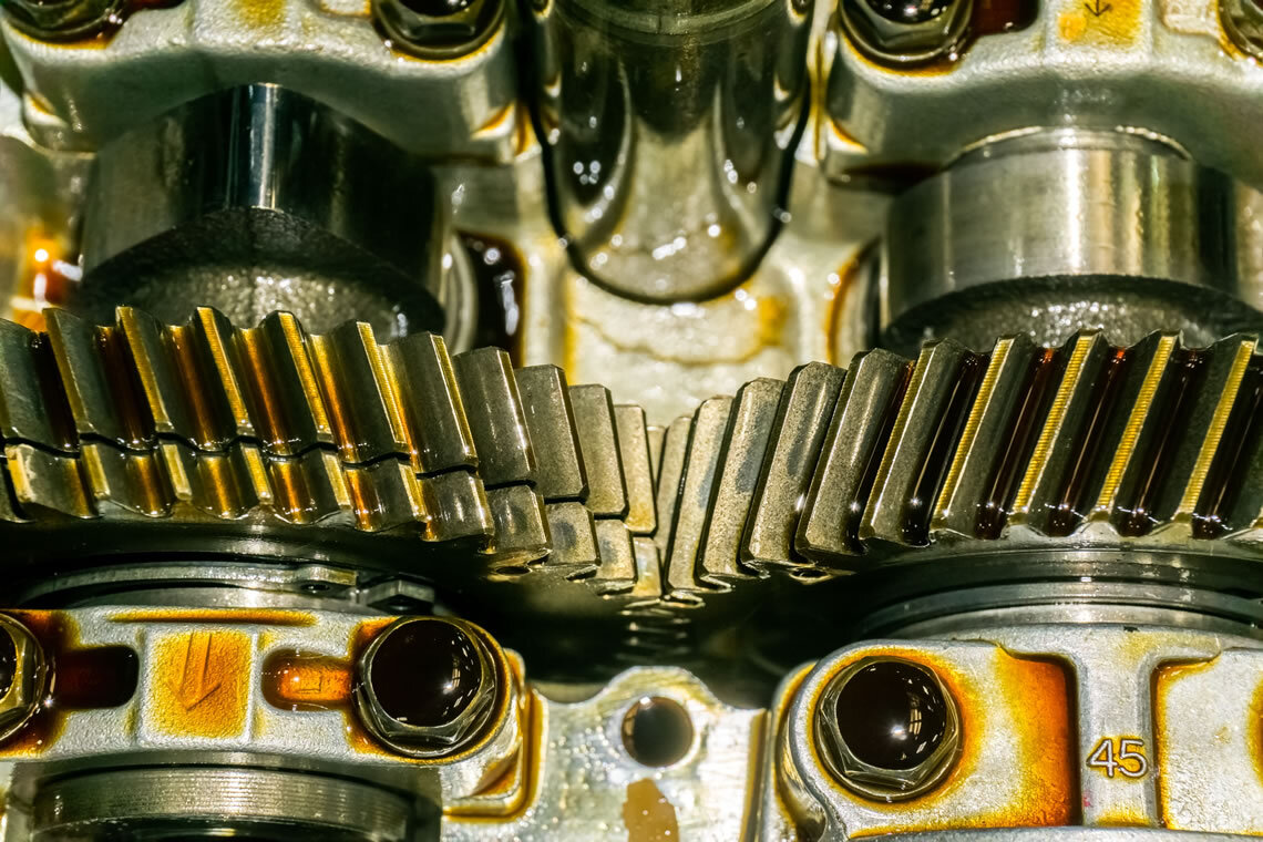 Замена моторного масла в двигателях внутреннего сгорания необходима для безотказной работы двигателя, которая достигается путем снижения износа деталей, отведения от них тепла, вымывания металлической