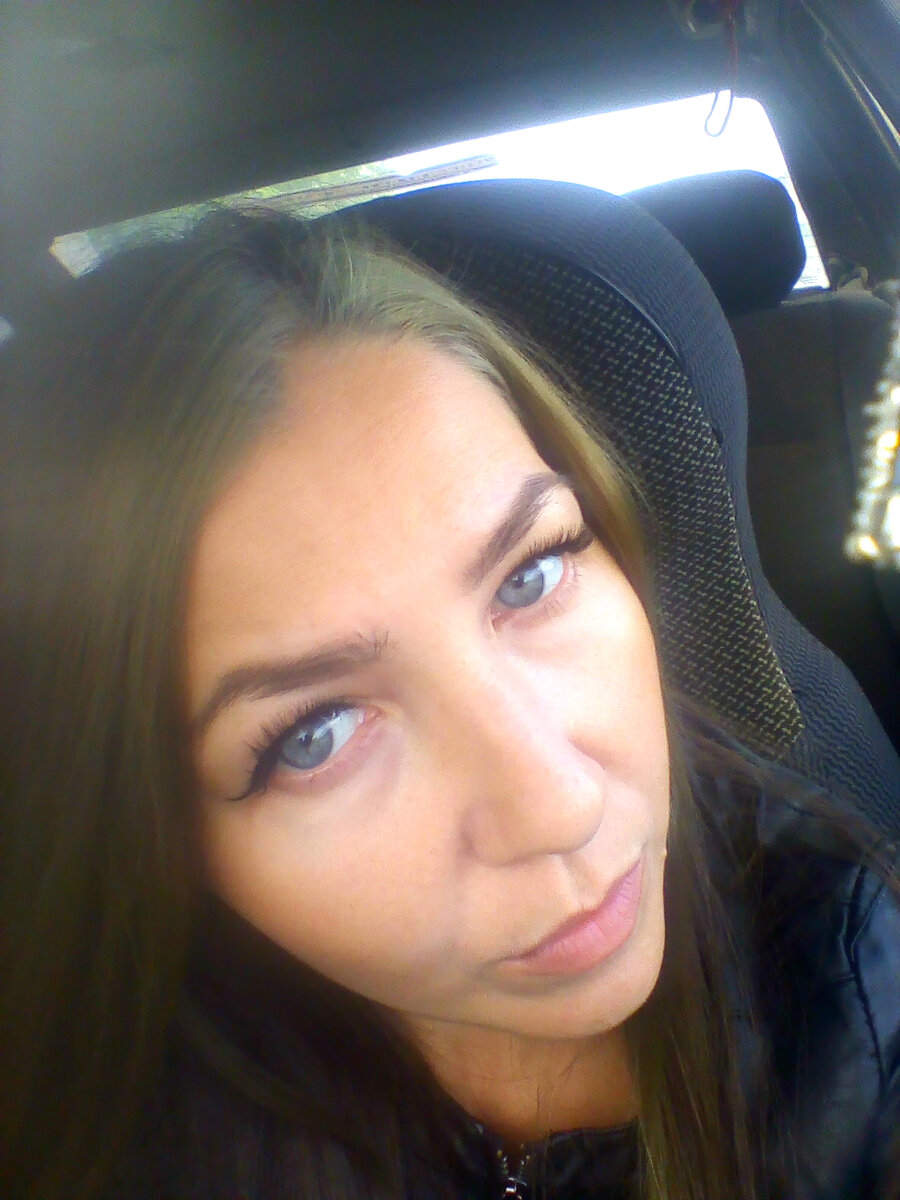 Это я со всеми синяками под глазами от недосыпа и морщинами) Такая какая есть)Фото автора.