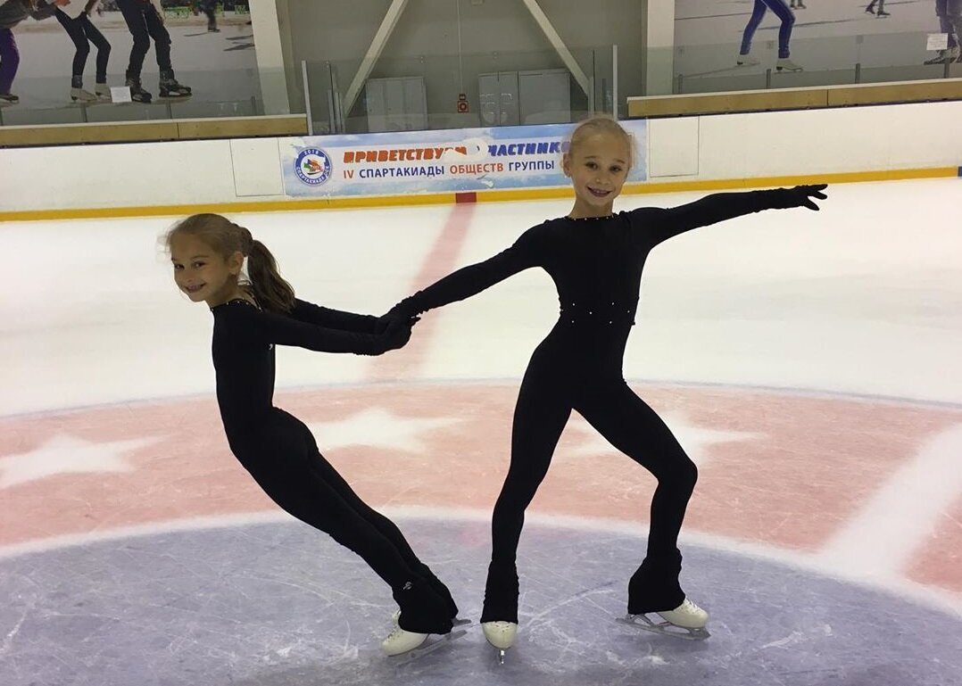 Сестры Жилины: Вера (12 лет) и Алена (10 лет) 