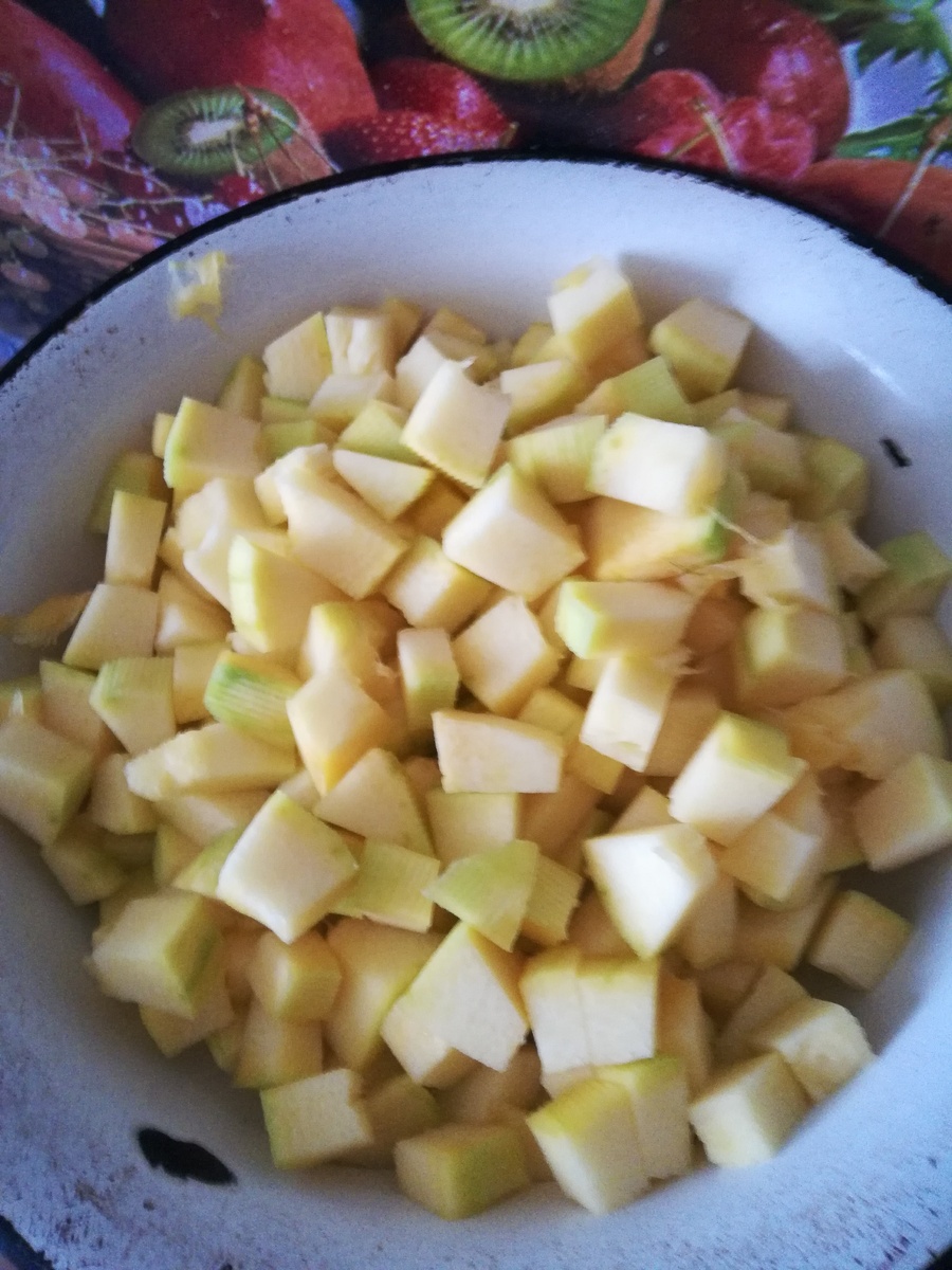 Нарежьте кабачок кубиками