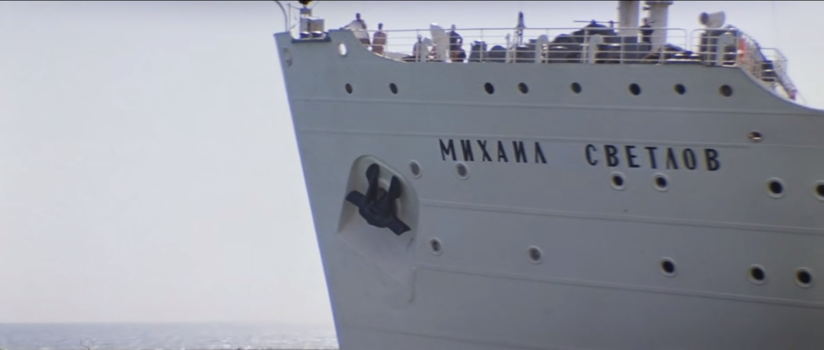 Почему нельзя было просто снять теплоход со своим настоящим названием, неизвестно (кадр из фильма)