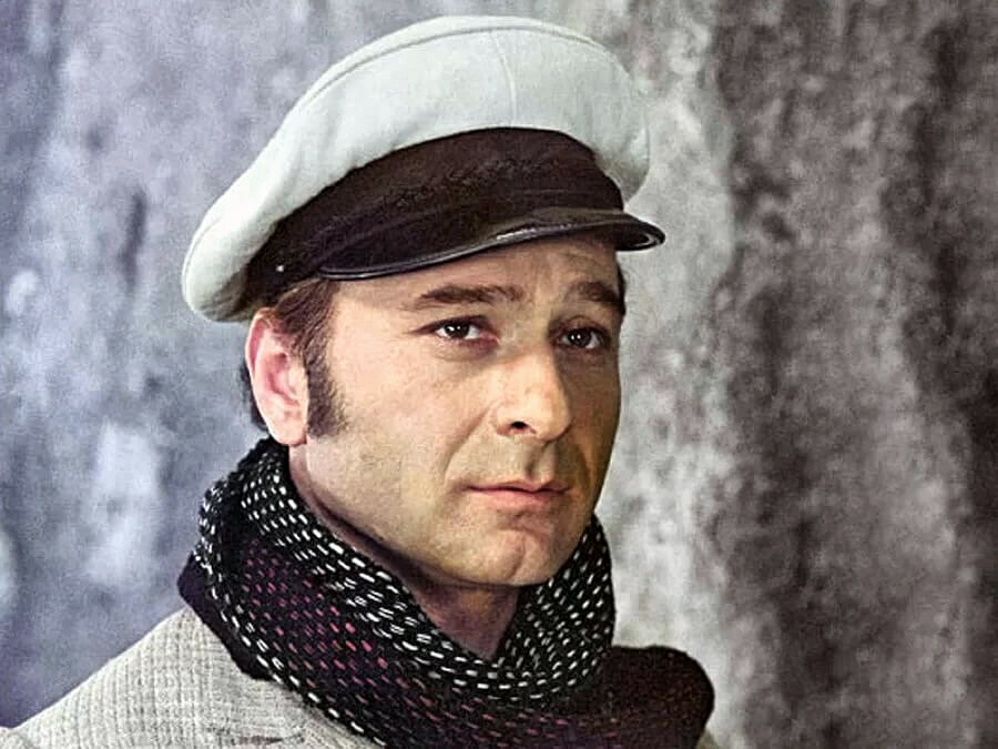 В образе Остапа Бендера. Кадр из фильма «12 стульев» (1971)