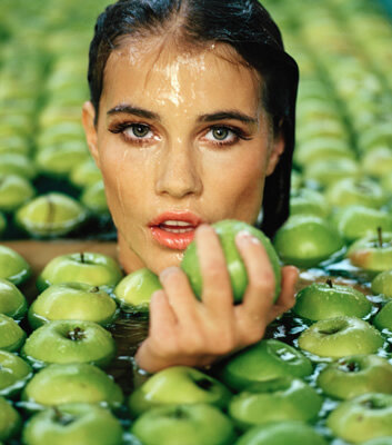 Девушка в яблоках