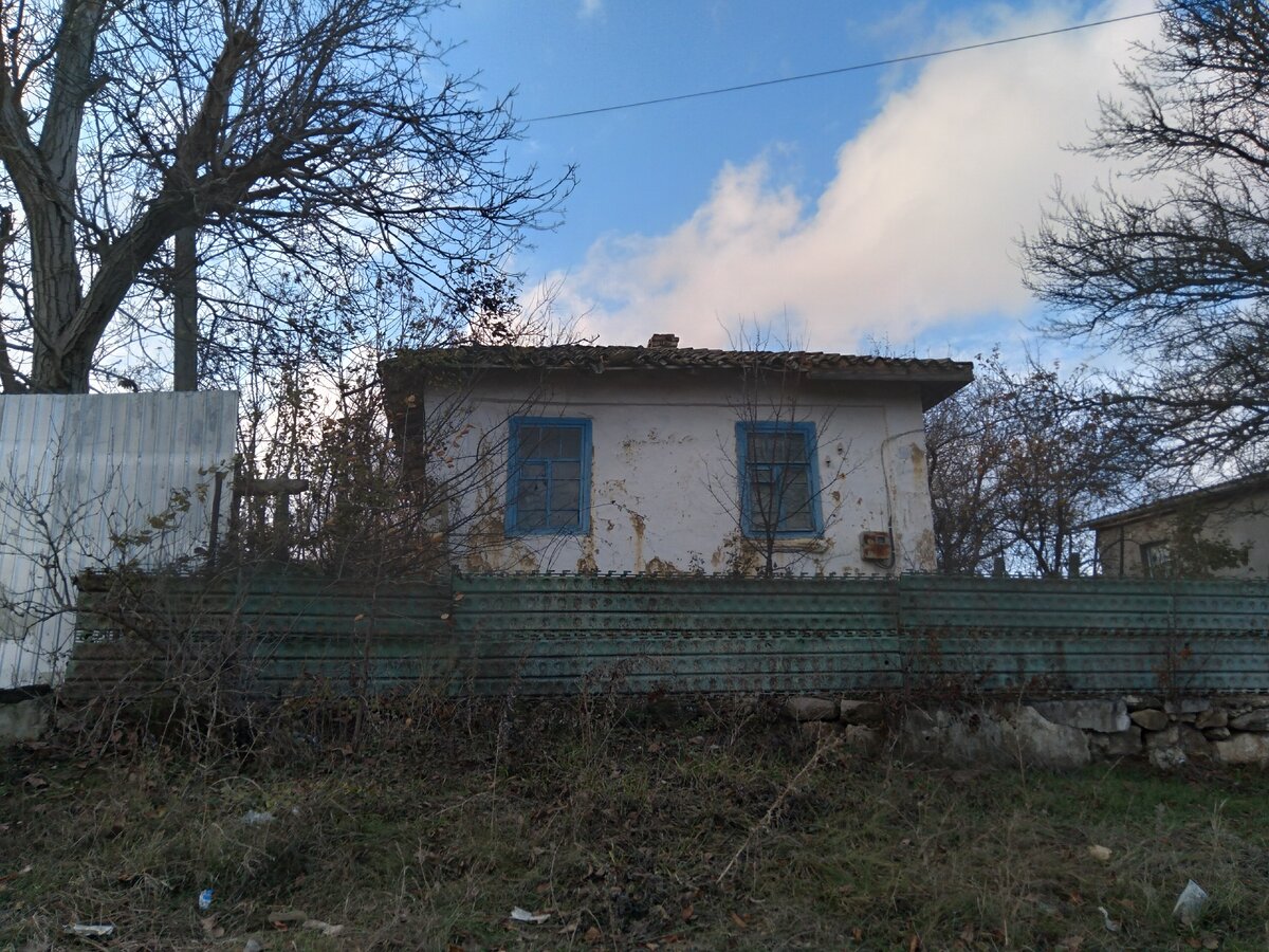 А вот этот дом с участком около 14 соток 3 года назад был продан за 1 млн. руб. 