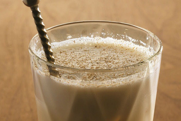 Старинная английская (и в основном рождественская) забава — первоначально безалкогольная и горячая, превращенная в данном случае в изящный холодный коктейль.