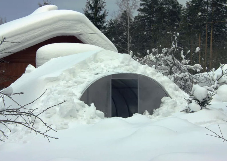 Такая теплица под тяжестью снега может не пережить зиму с обильными снегопадами, поэтому ее нужно обязательно укреплять.