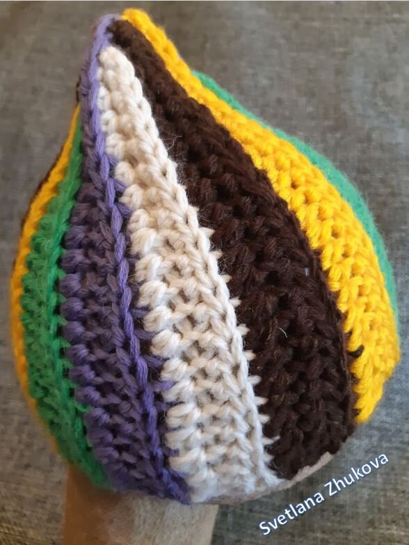 похожа на те шапочки из Советских времен с треугольным мыском, что надевали мамы деткам под меховые)))))