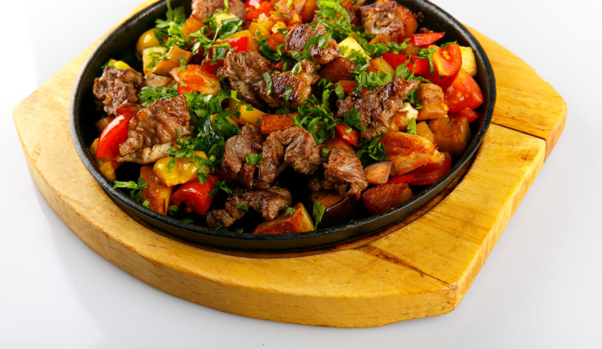 тахта говурма. жареное мясо с овощами. мясо запеченное с овощами. мясо тушеное с овощами. жареное мясо с овощами.