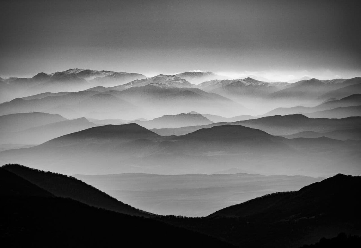 Слои гор вперемежку с облаками֊ это Арцах. Красота природы сочетается с душевной красотой арцахцев. Насколько величава или сурова природа-настолько прекрасны и гостеприимны люди.